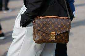       Louis Vuitton,    