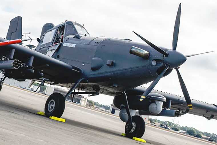 Военный самолёт в США чуть не столкнулся с автомобилем Tesla на дороге