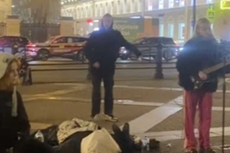 Участников группы «Рестарт» арестовали за уличный концерт в Петербурге