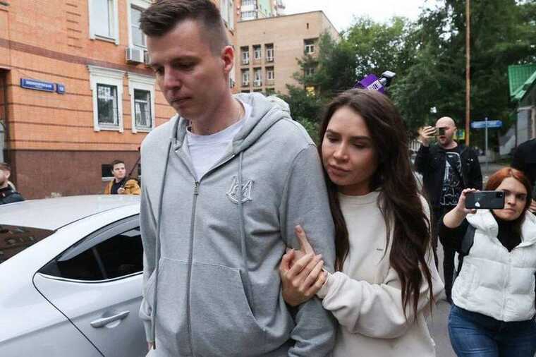 Фитнес-блогеры Чекалины обвиняются в выводе 250 миллионов рублей за границу через подложные документы