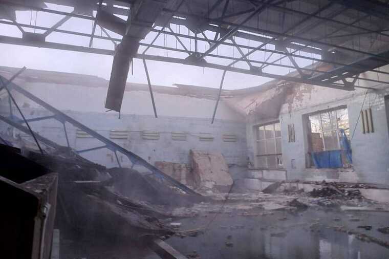 Директрису школы в Приморье обвиняют в халатности после обрушения потолка над бассейном