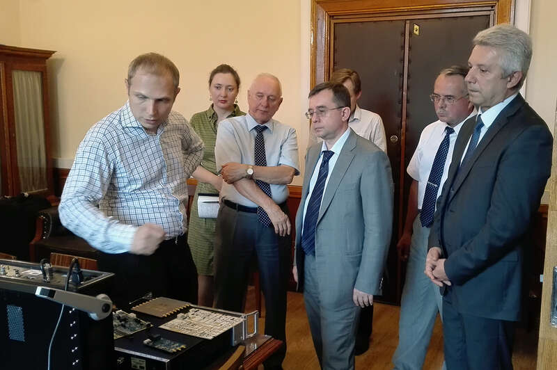 Николай Архипов в центре