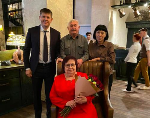 Андрей Кропоткин (слева), Наталья Мазилкина (справа) и Лидия Кропоткина (внизу) Андрей Кропоткин (слева), Наталья Мазилкина (справа) и Лидия Кропоткина (внизу)