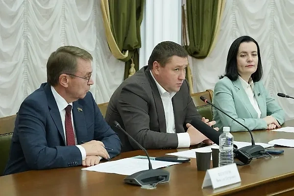 Бывший заммэра Сочи Олег Бурлёв (в центре). Фото © sochi.ru