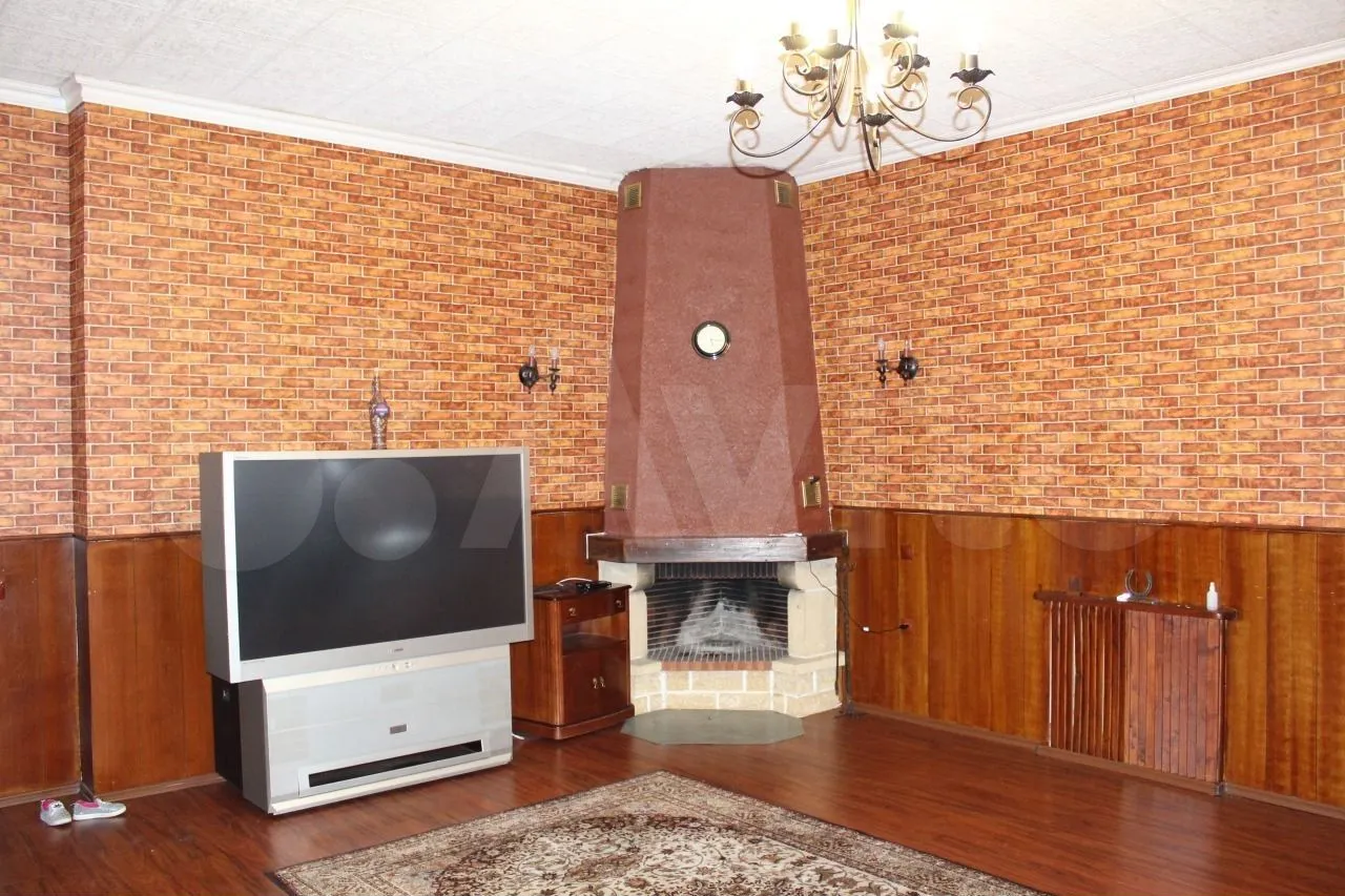 Подобный дизайн интерьеров был популярным в конце 90-х – начале нулевых. Фото © Avito