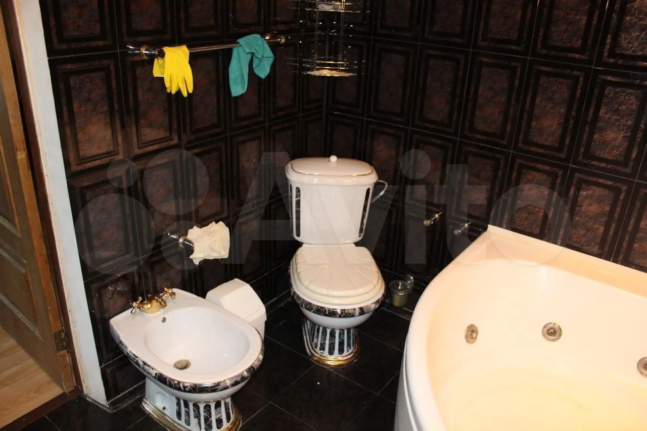 Сантехника тоже указывает на ту эпоху. Фото © Avito