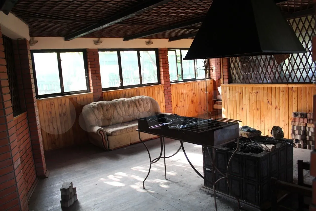 На территории особняка есть и отдельно стоящая мангальная. Фото © Avito