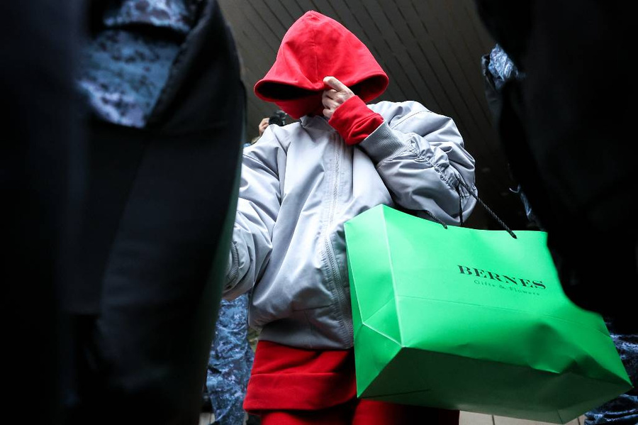 Блогер Елена Блиновская, подозреваемая в неуплате налогов на 918 млн рублей, после рассмотрения ходатайства следствия об избрании меры пресечения в Пресненском суде. Фото © ТАСС / Сергей Бобылев